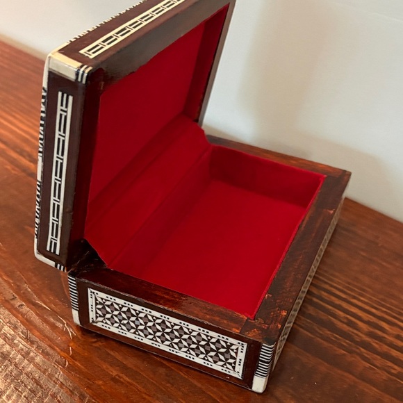 Intricate Shell Inlay Box - Picture 6 of 6